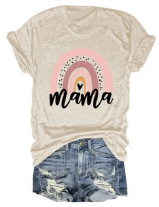 Beiges Mama Regenbogen T-Shirt flach liegend mit blauen Distressed Denim Shorts