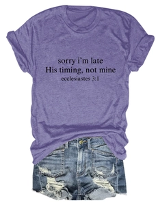 Vista piatta di T-shirt viola con testo 'His timing' e pantaloncini di jeans strappati