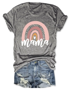 Flachbild von grauem Mama T-Shirt mit Regenbogen Herz Design und Denim Shorts