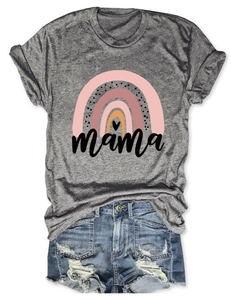 Detail des Mama-Regenbogen-Prints auf meliertem grauem T-Shirt mit Denim-Shorts