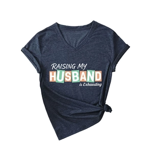 Dunkelblaues Damen T-Shirt mit V-Ausschnitt und Raising My Husband is Exhausting Aufdruck