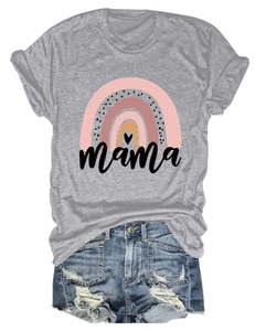 Flachbild-Layout vom grauen Mama-Regenbogen-T-Shirt mit blauen Denim-Shorts