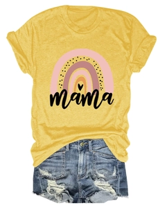 Detail eines gelben Mama-Regenbogen-T-Shirts kombiniert mit Distressed-Denim-Shorts