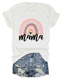 Flachbild des weißen Mama Regenbogen T-Shirts mit zerrissenen blauen Denim Shorts Details