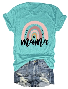 Detailansicht des Mama-Regenbogen-Aufdrucks auf türkisem T-Shirt mit Denim-Shorts