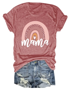 Detail von rostrotem T-Shirt mit Mama-Regenbogen-Aufdruck und Distressed-Denim-Shorts