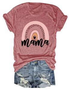 Detailansicht des ziegelroten Mama-T-Shirts mit Regenbogen-Print und Denim-Shorts