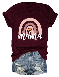 Detailansicht eines burgunderroten Mama-T-Shirts mit Regenbogen und zerrissenen Jeans