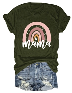 Detailansicht Armee grünes Mama T-Shirt mit Regenbogen Print und Denim Shorts