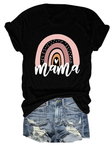 Detail von Mama Regenbogen Print T-Shirt und zerrissenen Denim-Shorts im Sommerset