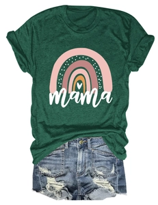 Flach liegendes dunkelgrünes Mama T-Shirt mit Regenbogendruck und zerrissenen Jeans