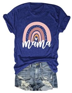 Flachbild-Draufsicht von Marineblauem Mama T-Shirt mit Regenbogen und Denim Shorts