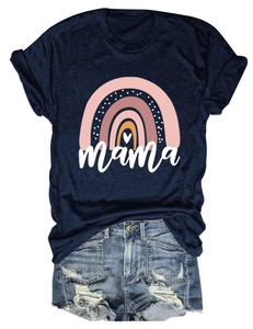 Detail von dunkelblauem T-Shirt mit Regenbogen-Mama-Print und zerrissenen Denim-Shorts