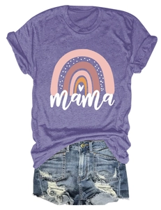 Flachbildaufnahme eines lila Mama Regenbogen T-Shirts mit zerrissenen Denim-Shorts