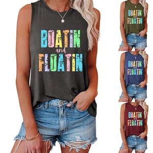 Détail de l'imprimé Boatin and Floatin sur des débardeurs amples colorés pour femmes