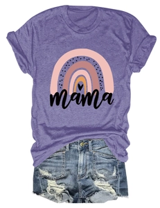 Detail von lila Baumwoll-T-Shirt mit Regenbogen-Mama-Print und Distressed-Denim-Shorts