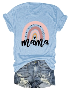 Detail des hellblauen Mama Regenbogen T-Shirts mit weicher Stoffstruktur und Design