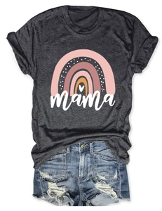 Detailaufnahme des dunkelgrauen Mama-Regenbogen-T-Shirts mit Jeans-Shorts flach