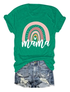 Flachbild von grünem Mama Regenbogen T-Shirt mit verwaschenen Denim Shorts auf Weiß