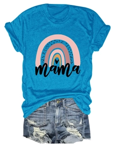 Detail von blauem Mama Regenbogen T-Shirt kombiniert mit Damen Denim Shorts