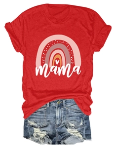 Flachbildaufnahme des roten Mama-T-Shirts mit Regenbogen-Print und Denim-Shorts