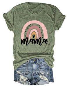 Detailansicht des grünen Mama T-Shirts mit Regenbogen Herz Grafik und Aufschlagärmeln