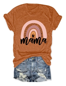 Detaillierte Flachbildaufnahme vom Mama Regenbogen T-Shirt mit zerrissenen Denim-Shorts