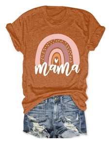 Flach liegendes rostorangefarbenes Mama T-Shirt mit Regenbogenprint und Denim Shorts