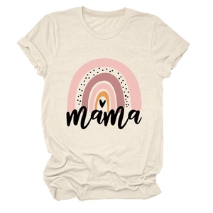 Nahaufnahme eines cremefarbenen T-Shirts mit Regenbogen- und Mama-Schriftzug