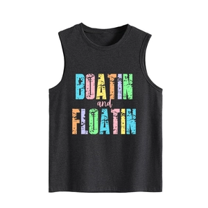 Gros plan du motif vintage BOATIN and FLOATIN sur un débardeur en coton de couleur gris foncé
