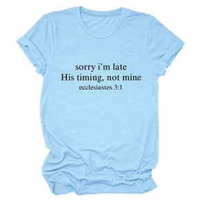 T-shirt azzurra girocollo con stampa di versetti biblici neri in vista piatta