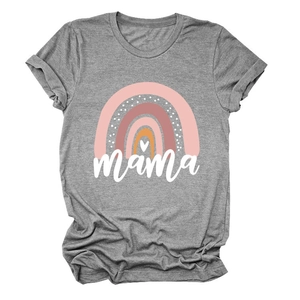 Detail der fixierten Rollärmel und Regenbogen-Mama-Druck auf grauem Rundhals-T-Shirt