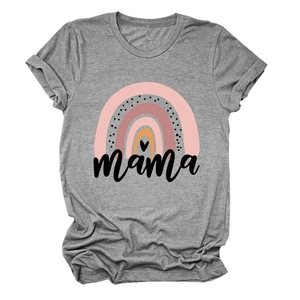 Detail eines böhmischen Regenbogenprints und Mama-Schriftzug auf grauem T-Shirt