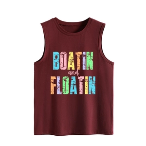 Détail du débardeur bordeaux avec lettrage coloré BOATIN and FLOATIN au style vintage