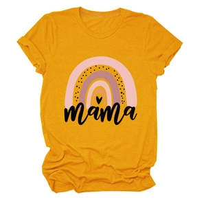 Detail der Mama Regenbogen-Grafik und Stoffstruktur auf gelbem Baumwoll-T-Shirt