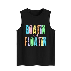 Détail de l'imprimé Boatin and Floatin aux lettres colorées sur un débardeur noir femme