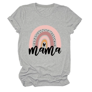 Detail eines grauen T-Shirts mit Morandi-Regenbogen-Print und Mama-Schriftzug