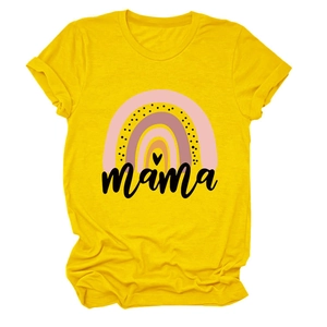 Detail des Bohemian Regenbogen-Prints mit Mama-Schriftzug auf gelbem T-Shirt