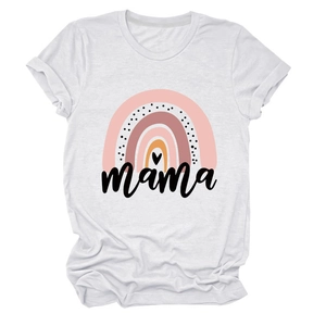 Detail von weißem Mama Regenbogen T-Shirt aus Baumwolle mit Herz-Print in Morandi