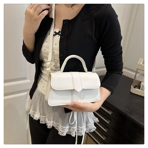 Sac bandoulière minimaliste en cuir blanc avec poignée et boucle en métal doré