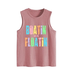 Détail de l'imprimé graphique rétro Boatin and Floatin sur débardeur rose ample