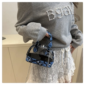 Detailsicht der Mini-Transparent-Tasche mit blauem Schlangenmuster und Kettenriemen