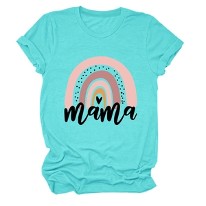 Detailansicht des Mama-Regenbogenprints mit Herz auf einem petrolfarbenen T-Shirt