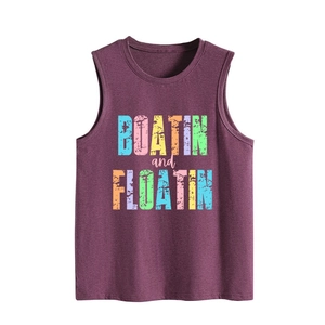 Détail d'un débardeur violet Boatin and Floatin avec typographie vintage colorée
