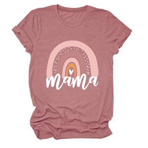 Detail eines staubrosa Mama-Regenbogen-T-Shirts mit Baumwollstruktur und Grafikdruck