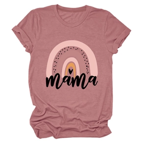 Nahaufnahme von Boho-Regenbogen und Mama-Aufdruck auf rosa Kurzarm-T-Shirt
