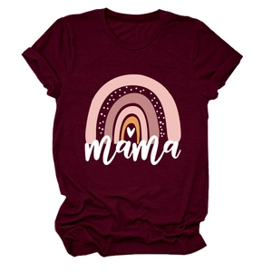 Detailansicht des böhmischen Regenbogen-Aufdrucks und Mama-Schriftzugs auf diesem Shirt