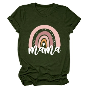 Detail eines dunkelgrünen T-Shirts mit Regenbogen-Herz-Motiv und Mama-Schriftzug