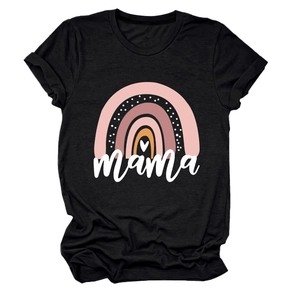 Detail des Boho-Regenbogen-Aufdrucks und Mama-Schriftzugs auf schwarzem Baumwoll-T-Shirt