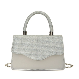 Silberne Abendhandtasche mit glitzernden Strasssteinen und Metallkettenbesatz auf Weiß